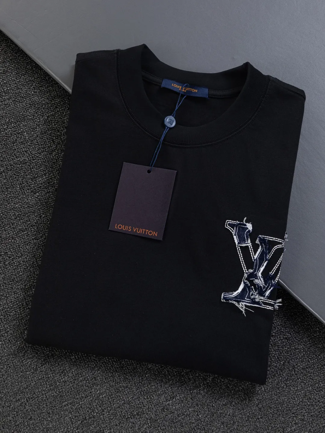🅿️210 Louis Vuitton 1V LV lv slightly wide version S-XL LV 26ss new products are available at counters simultaneously. Multiple craftsmanship. Front and rear denim patch letters🪡 embroidery. Round neck short-sleeved T-shirt, same style for men and women! Consigned to one-to-one creation. Synchronized with the official website, pure cotton fabrics at the counter! It is close to the skin and comfortable, durable and easy to wear. It has a classic and simple logo design and meticulous original craftsmanship. Short-sleeves, a must-have item for men, do not appear to be the same for the general public, but must be unique and eye-catching. This LV short-sleeve is all about quality, comfort, the same shape and fashion as always, including fabrics and cutting techniques. All of them have been made with great effort! 320 grams of washed pure cotton fabric, pure cotton is breathable, very refreshing and comfortable for daily wear. The rib knitting on the neckline is smooth and tight, and the neckline will not be skewed if you toss it at will. The loose version, you will find that it looks really good on the upper body. The overall is minimalist and neat, super versatile for daily use! Pair it casually with a pair of pants for a youthful look. A T-shirt will make your outfit crazy. It is a fashionable item that can never go wrong! Color: Black White Size: S-XL Size chart: S: Shoulder width 50-Bust 56-Length 70 M: Shoulder width 52-Bust 57-Length 72 L: Shoulder width 54-Bust 59-Length 74 XL: Shoulder width 56-Bust 62-Length 76